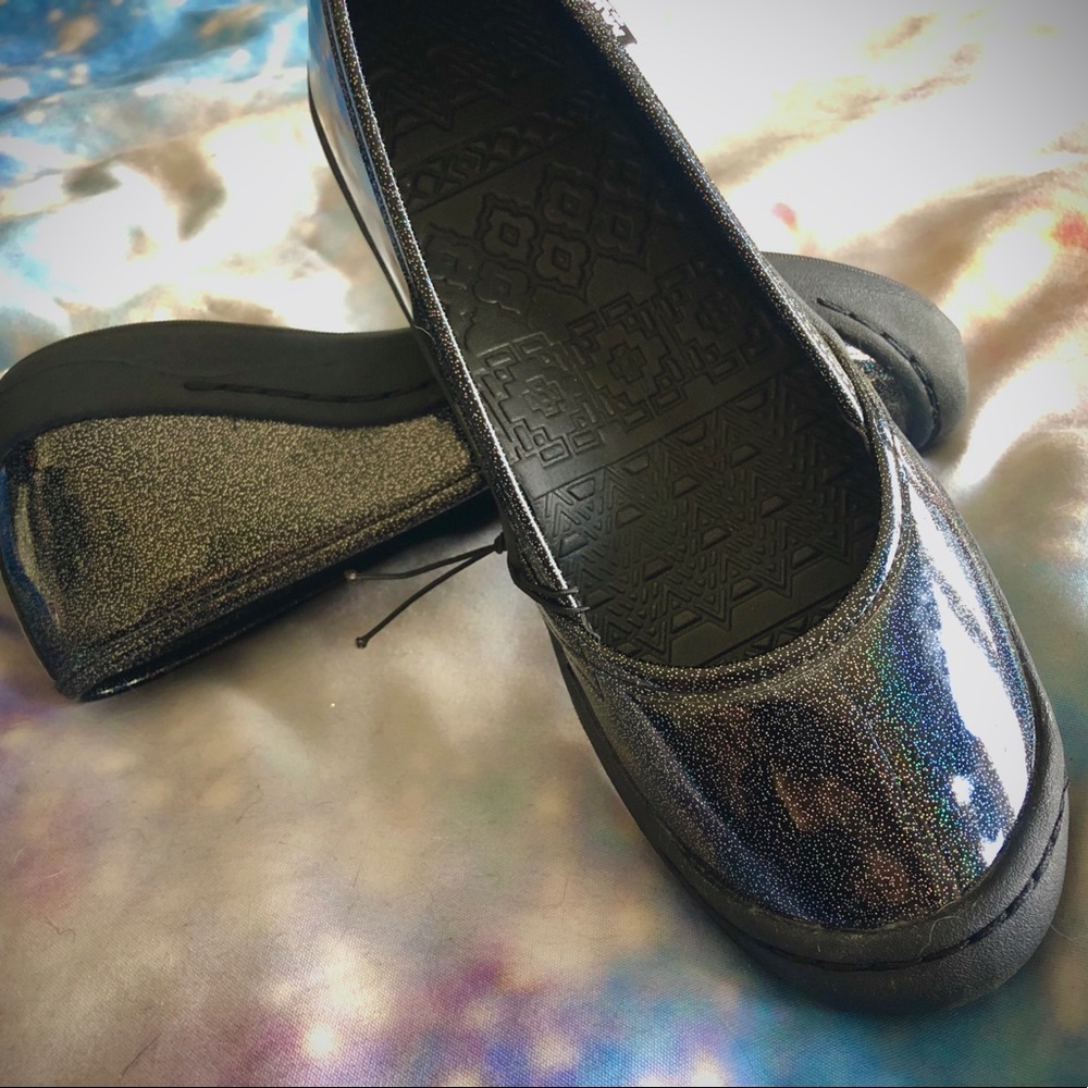 Muk Luk Sport “Sandy” GLITTER Slip-ons 🌈🥿